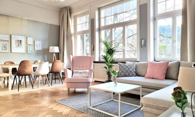 Hamelin Apartamento | Charysma - Jugendstil trifft Moderne, Schlafzimmer mit Smart-TV, Tischfussball, Darts, Parkplatz