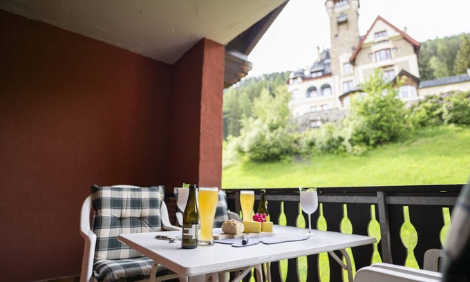 Vulpera Apartamento | Chasa Valbernard 4302: High-quality renovated 4½-room apartment right next to the golf course