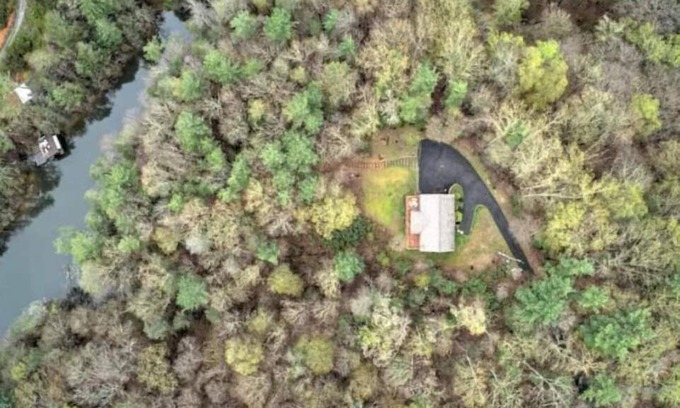 Bristol Casa | Chase Cove-Lakeside Retreat with Private Dock