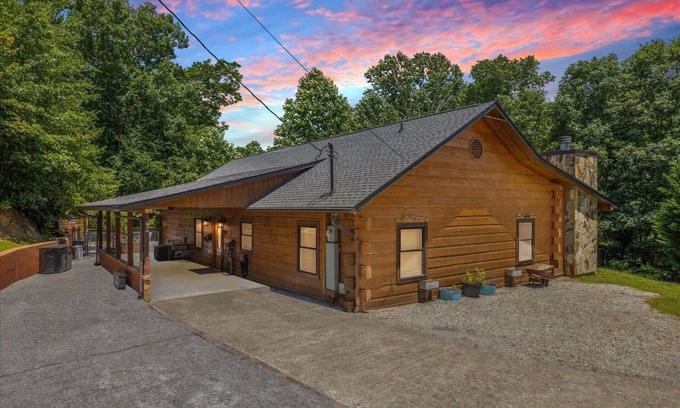 Gatlinburg - Pigeon Forge Cabina | Chasing Cubs Cabin by Beyond Expectations