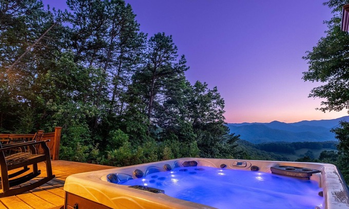 Whittier Cabina | Chasing Sunsets: A Cozy 2-Bedroom Cabin in Smoky Mts with Stunning Mountain Views.