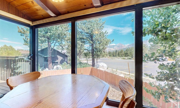 Mammoth Lakes Condominio | Chateau Blanc 25 Cozy with Gorgeous Mountain Views, On the Shuttle Route, by RedAwning