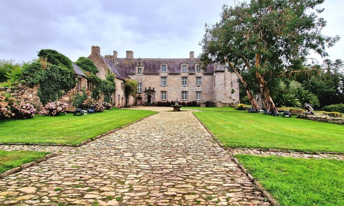 Lannilis Otro | Château de KEROUARTZ. Seaside, sleeps 12. A stay with family or friends