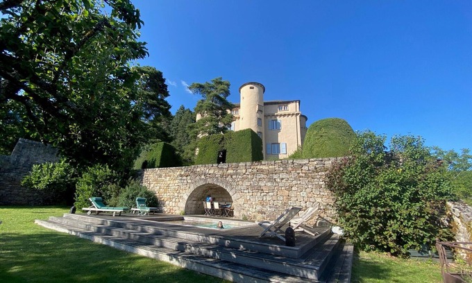 Saint-Leons Otro | Château de Saint-Leons, historic residence dating from the 15th century