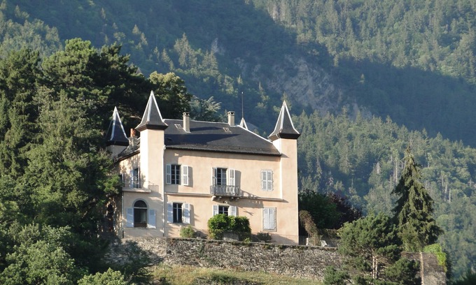 Ayse Otro | Château des Tours, panoramic view, the charm of a large family home.