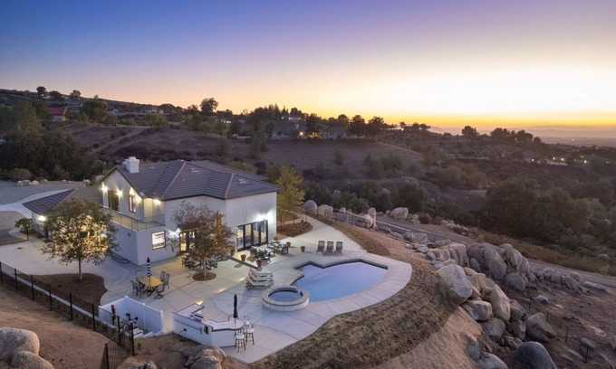 Temecula Casa | 🌟Chateau Evie James - High End Luxury Home w/ Pool, Hot Tub, Game Room! WEEKDAY SPECIALS🌟