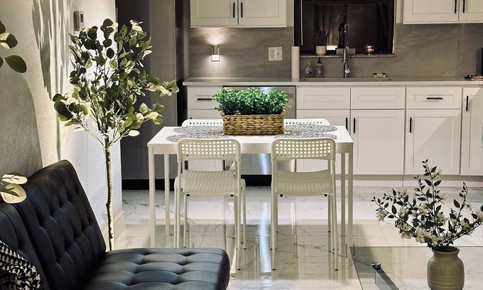 Delray Beach Casa | Chateau Guest House, Delray Beach. Modern 3 king bed oasis just off Atlantic Ave