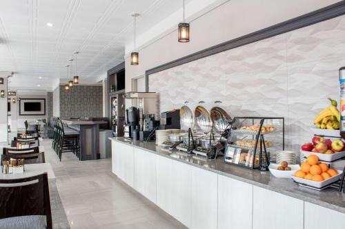 Moncton Hotel | Chateau Moncton Trademark Collection by Wyndham