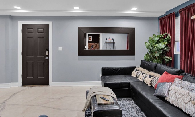 Bronzeville Condominio | Chateau Noir - Eclectic 2 BR / 2 BA Condo in the ♥️ of Bronzeville