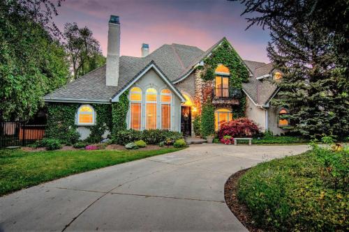 Snowbird Casa | Chateau Woodlands in Salt Lake with Guesthouse and Hot Tub