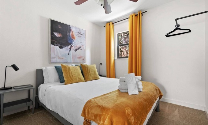 East Cesar Chavez Casa | Chavez Mini: Spacious 2BR House near Downtown
