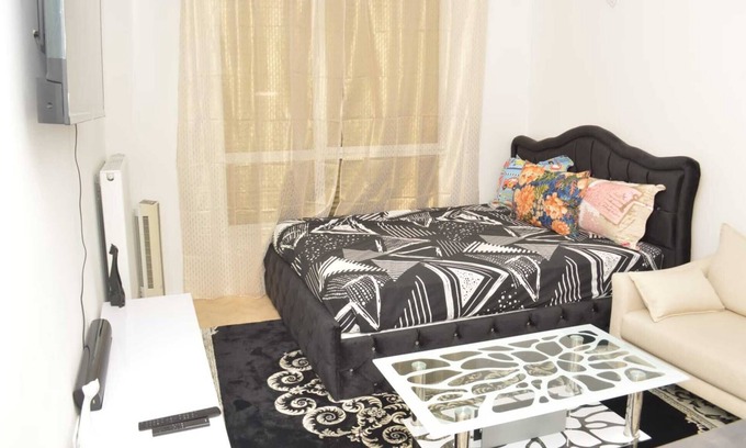 Bobigny Apartamento | Cheap Charming family size studio with self made office, TV, WiFi, Cafe, etc