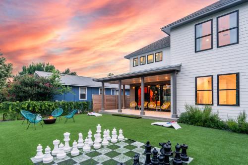 Chestnut Casa | Check-Mate Sleeps 18 & only 7min to Downtown ATX