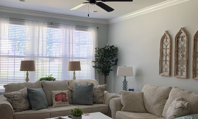 Oxford Condominio | Cheer on the Rebels from our Comfy Condo!