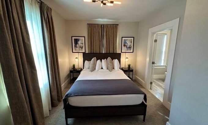 Historic Hill Hotel | Cheerful 1 Bed/ 1 Bath/ Dog friendly in the heart of Newport