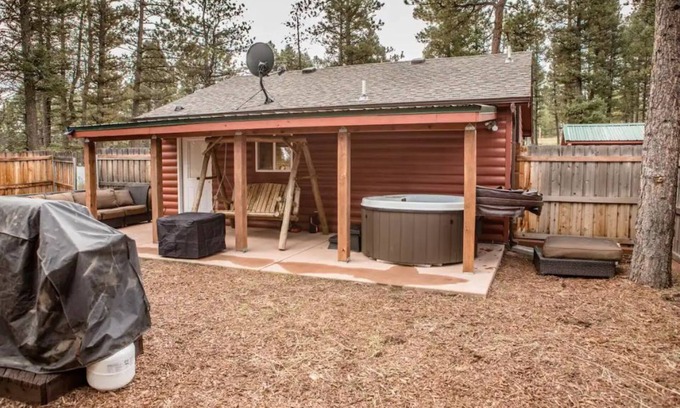 Florissant Cabina | Cheerful 1-bedroom cabin with hot tub