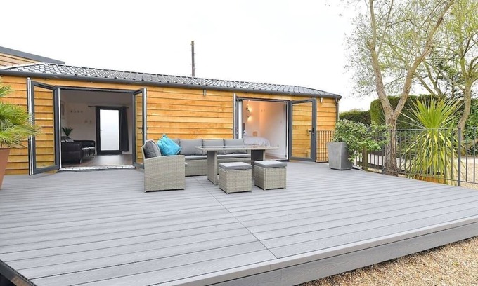 Guildford Cabaña | Cheerful 1BD Cottage with Parking Nr Guildford