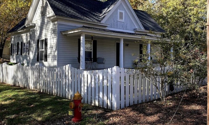 Landrum Casa | Cheerful 2 Bdrm Walking Distance Downtown Landrum