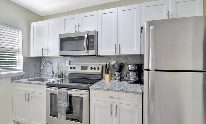 Delray Beach Cabaña | Cheerful 2 bed cottage, East Delray Beach, pets ok, walk to Atlantic