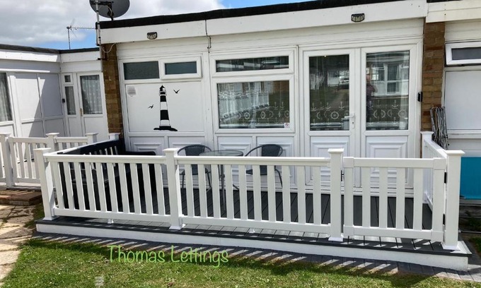 Great Yarmouth Chalet De Esquí | Cheerful 2 Bed Holiday Chalet with Gated Decking