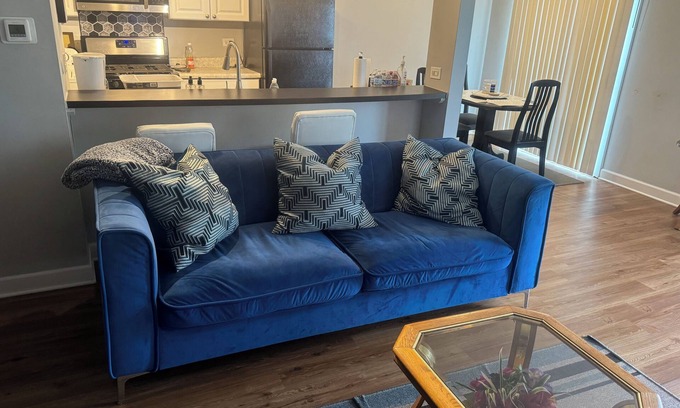Hoffman Estates Casa | Cheerful 2 bedroom townhouse with free parking.