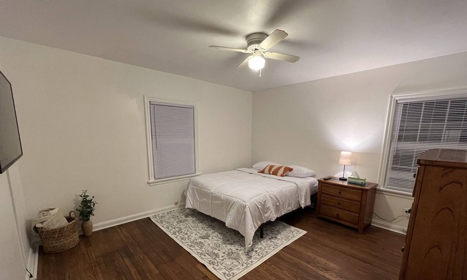 Shaker Heights Casa | Cheerful 2-bedroom residential home! 25 mins from downtown Cleveland