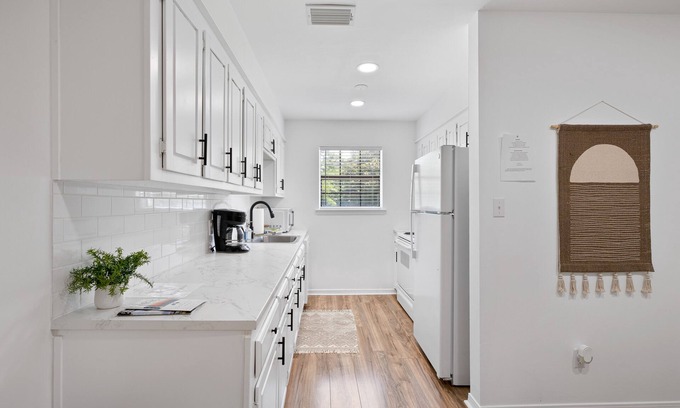 Fairhope Casa | Cheerful 2 Bedroom Cottage with Parking + Wifi