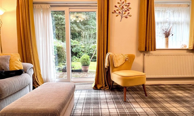 Liverpool Casa | Cheerful 2 Bedroom Home with Off-road parking