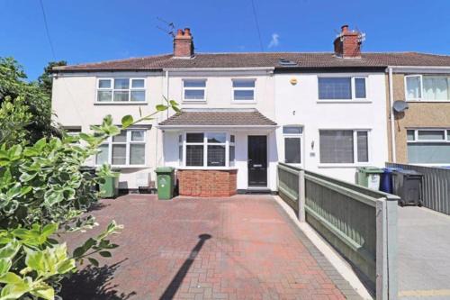 Cleethorpes Casa | Cheerful 2 bedroom holiday home with parking
