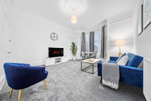 Paisley Apartamento | Cheerful 2 Bedroom Homely Apartment, Sleeps 4 Guest Comfy, 2x Double Beds, Parking, Free WiFi, Suitable For Business, Leisure Guest, Paisley, Near Glasgow Airport, Near Glasgow City Centre