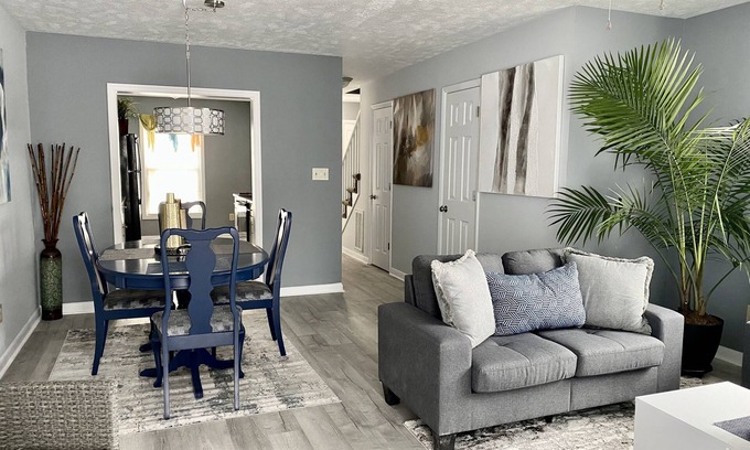 Westover Casa | Cheerful 2-Bedroom Townhouse 5-7 minutes to Everything