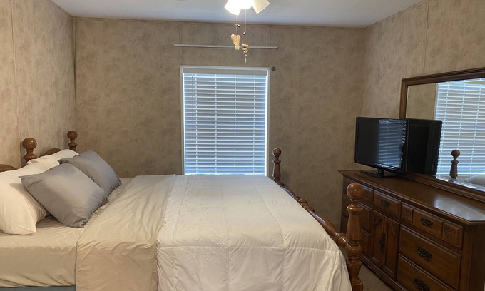 Norman Park Casa | Cheerful 2 bedroom home, King Suite, Wi-Fi