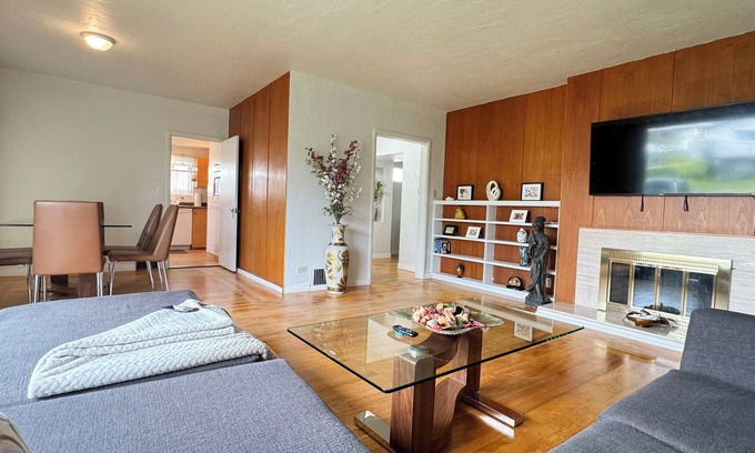 Renfrew-Collingwood Casa | Cheerful 2 Bedroom with spacious Living & Dining - Central Vancouver
