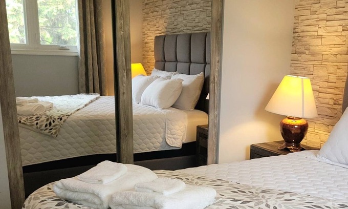 Birds Hill Casa | Cheerful 2 bedroom with indoor fireplace