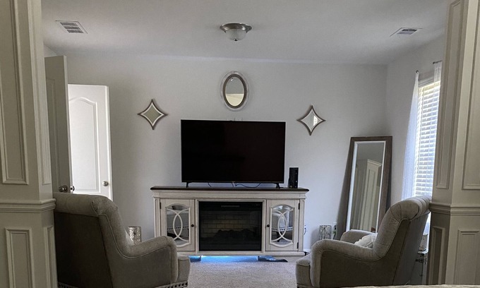 Fairburn Casa | Cheerful 2 Bedrooms Home with Fireplace
