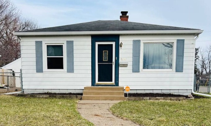 Rock Island Casa | Cheerful 2 BR *Walking distance to Trinity RI*
