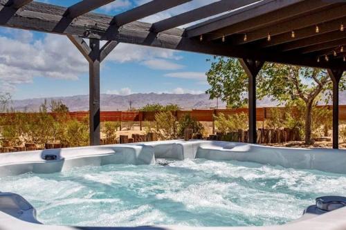 Joshua Tree Casa | Cheerful 2bedroom home with hot tub and cowboy pool in Joshua Tree