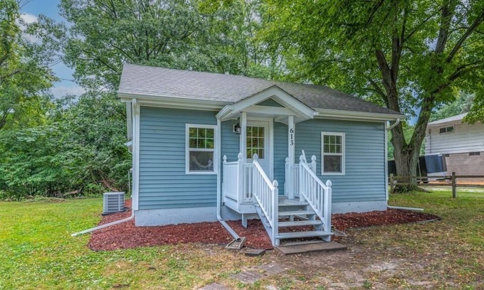 Silvis Casa | Cheerful 2BR Cottage on a Private Road