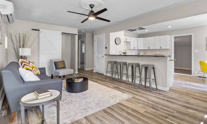 Iowa City Casa | Cheerful 2BR Home | close to UIHC, shopping & MORE