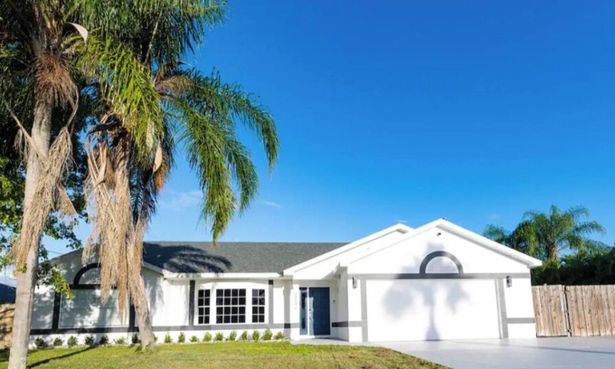 Port Saint Lucie Villa | Cheerful 3-bedroom villa with heater pool.
