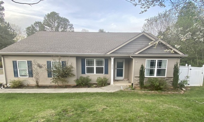 Taylors Casa | Cheerful 3 bedroom 2 1/2 bath private home with a pool