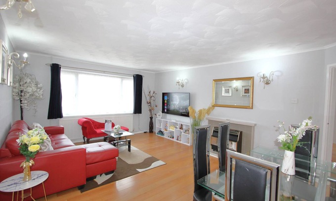 Earley Casa | Cheerful 3 Bedroom 2 Bathroom Bungalow by CozyNest