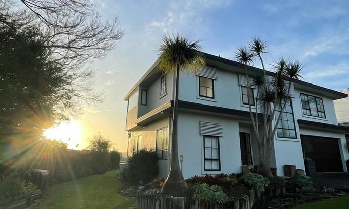 Bucklands Beach Casa | Cheerful 3-bedroom home on a cliff next to water