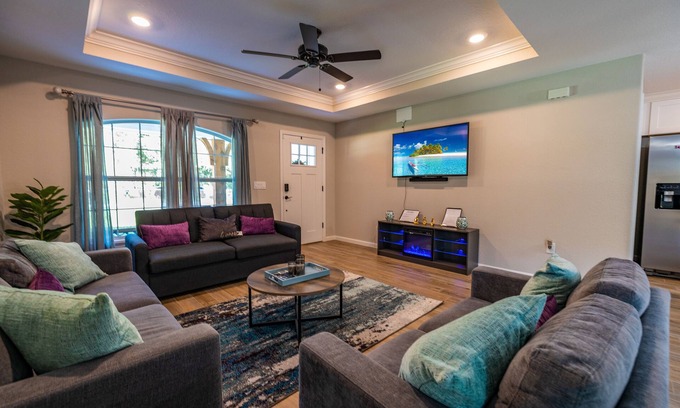Lakeland Casa | Cheerful 3 bedroom home with pool + grill