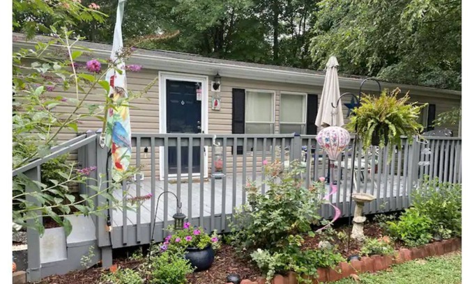 Tryon Casa | Cheerful 3 bedroom home close to TIEC and more!