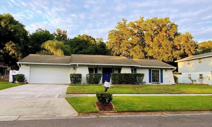 Brandon Casa | Cheerful 3-bedroom home with pool and office
