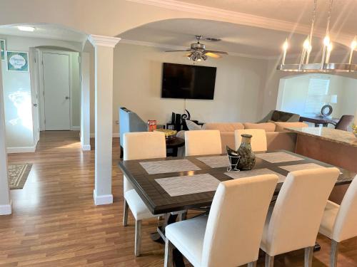 Clearwater Casa | Cheerful 3 Bedroom Home mins from Clearwater Beach