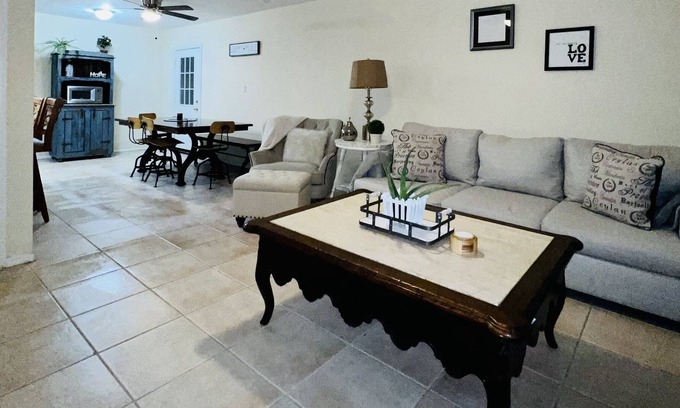 Maryvale Alquiler De Eote | Cheerful 3 bedroom home with attached parking garage.