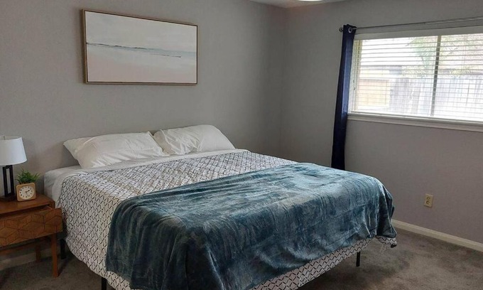 Houston Casa | Cheerful 3 Bedroom Home with Garage Parking