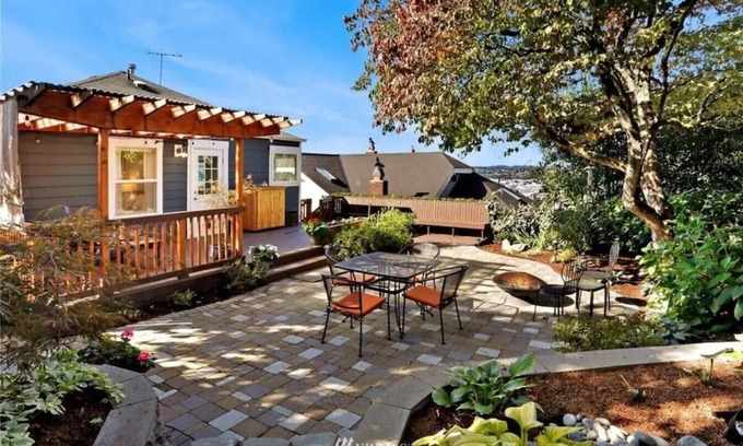 West Woodland Casa | Cheerful 3-bedroom house with stunning backyard!